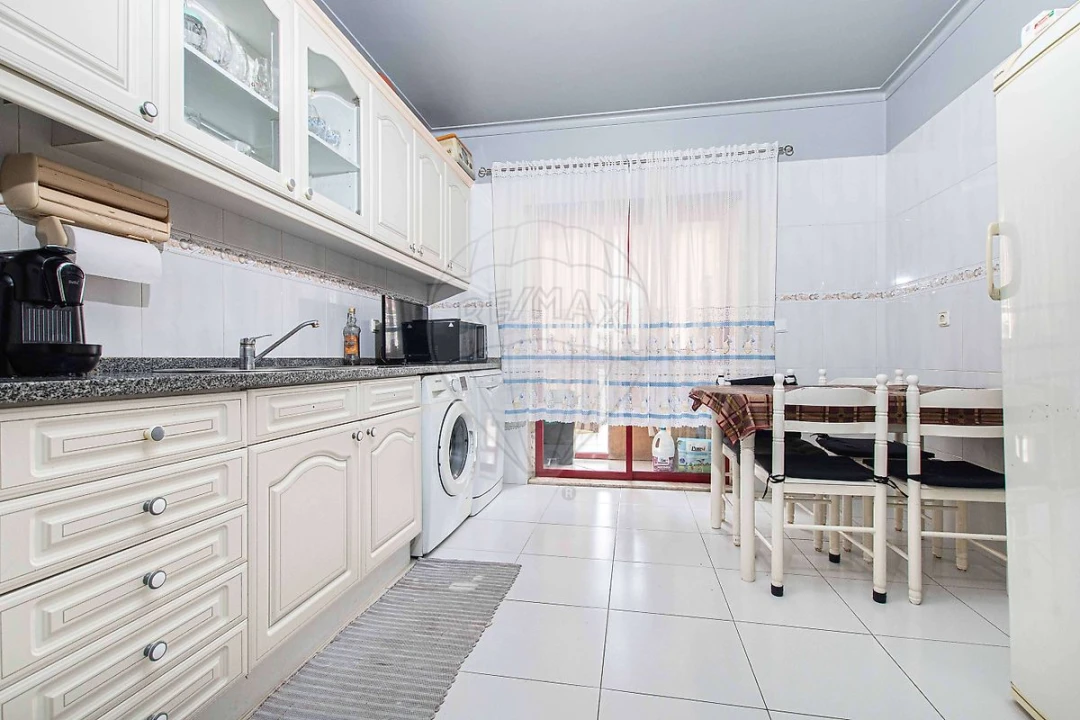 Apartamento T2 para Venda em Carregado e Cadafais Foto 11