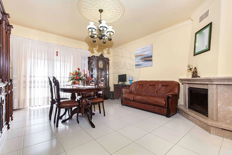 Apartamento T2 para Venda em Carregado e Cadafais Foto 15