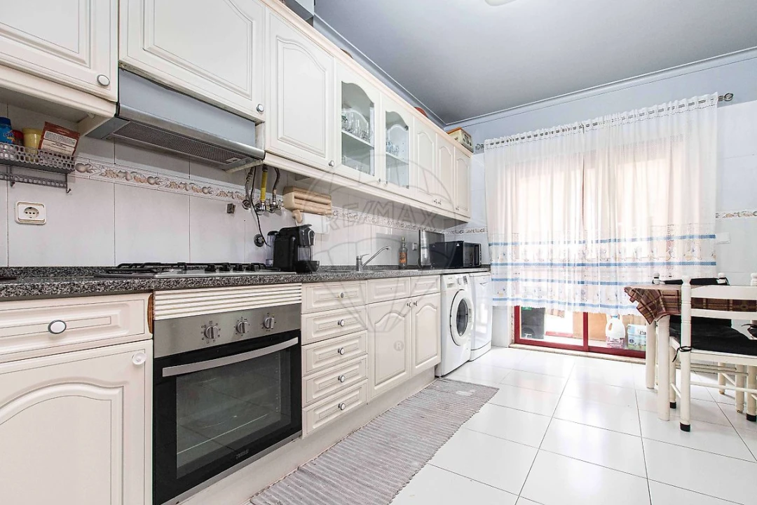 Apartamento T2 para Venda em Carregado e Cadafais Foto 10
