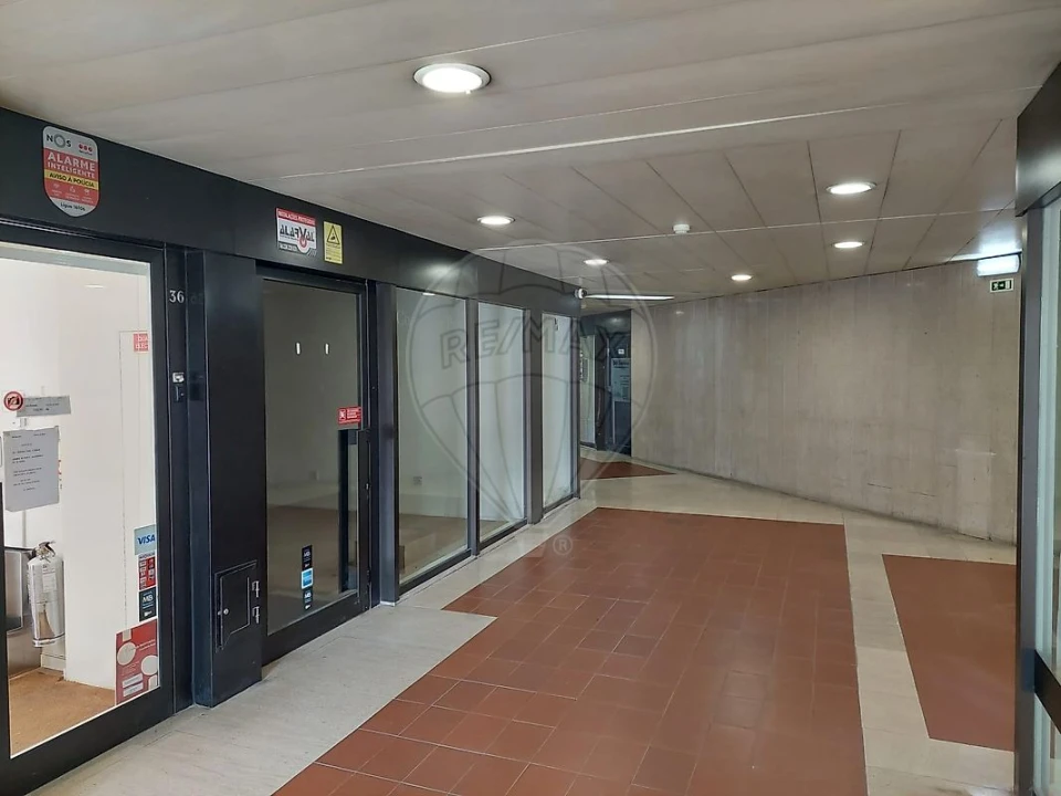 Loja para Arrendamento em Lordelo do Ouro e Massarelos Foto 3