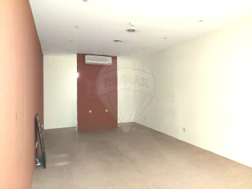 Loja para Arrendamento em Lordelo do Ouro e Massarelos