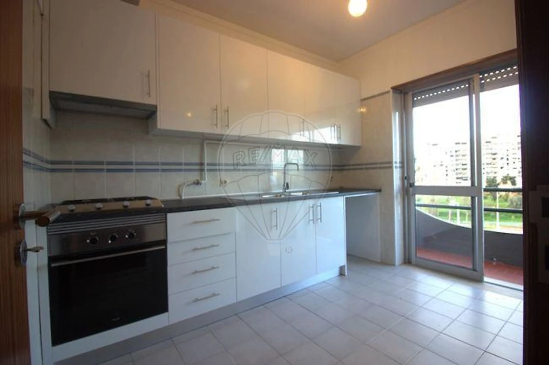 Apartamento T2 para Arrendamento em Santo Antonio dos Olivais Foto 5