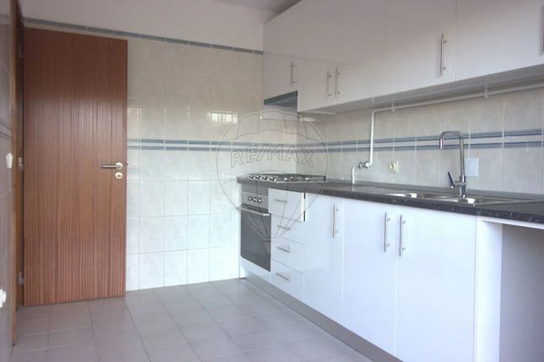 Apartamento T2 para Arrendamento em Santo Antonio dos Olivais Foto 10