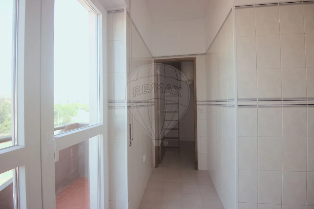 Apartamento T2 para Arrendamento em Santo Antonio dos Olivais Foto 8