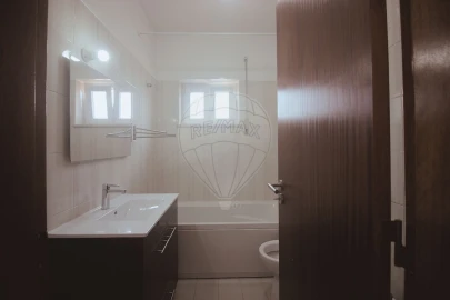Apartamento T2 para Arrendamento em Santo Antonio dos Olivais