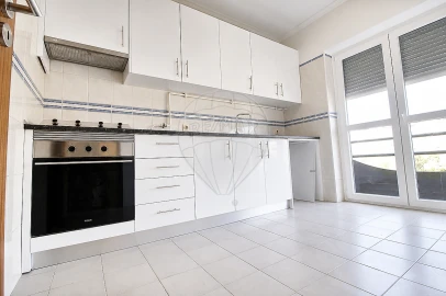 Apartamento T2 para Arrendamento em Santo Antonio dos Olivais
