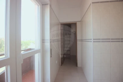 Apartamento T2 para Arrendamento em Santo Antonio dos Olivais