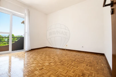Apartamento T2 para Arrendamento em Santo Antonio dos Olivais