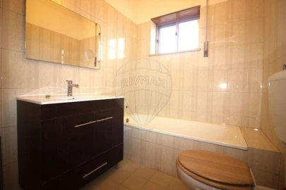 Apartamento T2 para Arrendamento em Santo Antonio dos Olivais