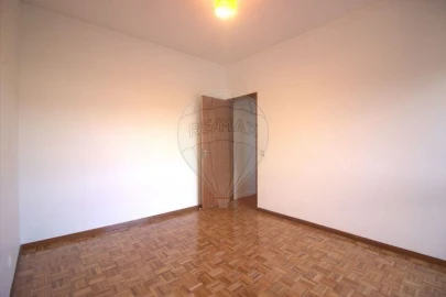 Apartamento T2 para Arrendamento em Santo Antonio dos Olivais