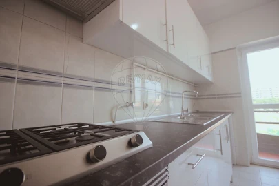 Apartamento T2 para Arrendamento em Santo Antonio dos Olivais