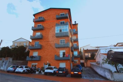 Apartamento T2 para Arrendamento em Santo Antonio dos Olivais