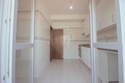 Apartamento T2 para Arrendamento em Santo Antonio dos Olivais