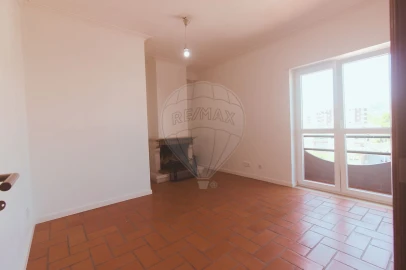 Apartamento T2 para Arrendamento em Santo Antonio dos Olivais