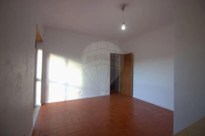 Apartamento T2 para Arrendamento em Santo Antonio dos Olivais