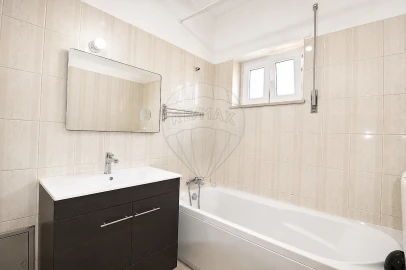 Apartamento T2 para Arrendamento em Santo Antonio dos Olivais