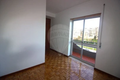 Apartamento T2 para Arrendamento em Santo Antonio dos Olivais