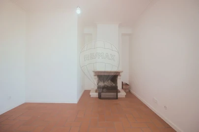 Apartamento T2 para Arrendamento em Santo Antonio dos Olivais