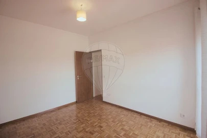 Apartamento T2 para Arrendamento em Santo Antonio dos Olivais