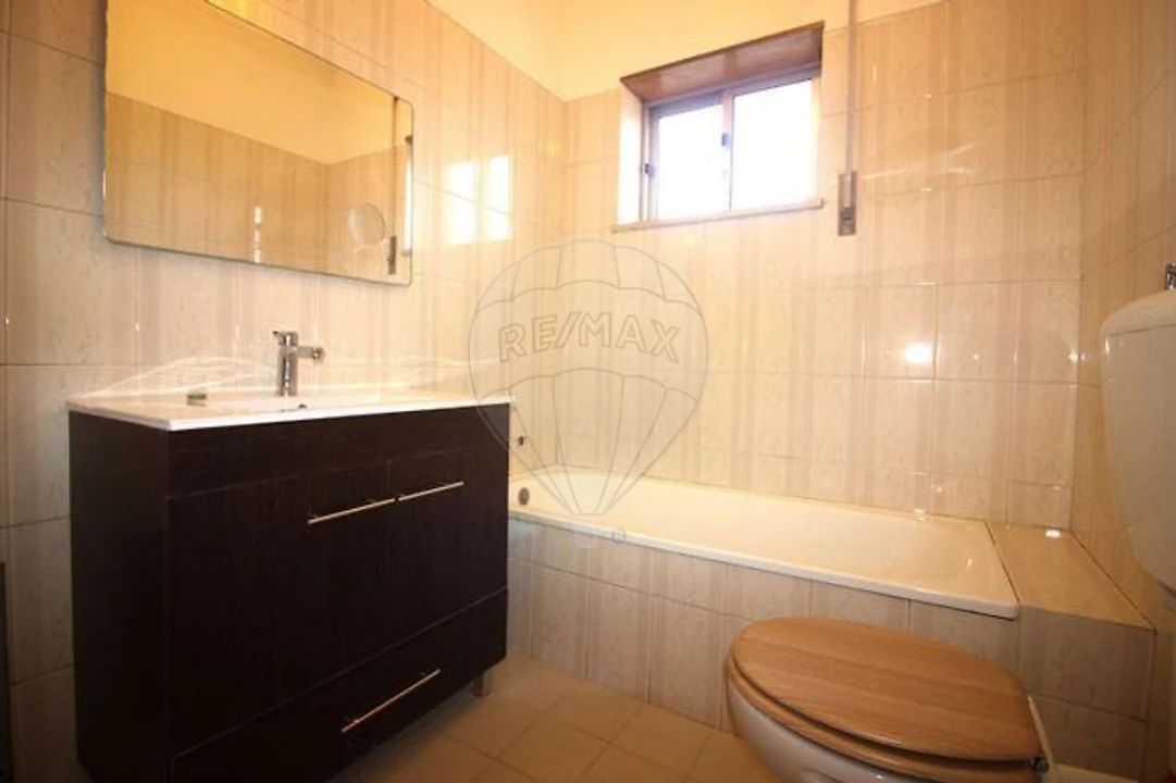 Apartamento T2 para Arrendamento em Santo Antonio dos Olivais Foto 1