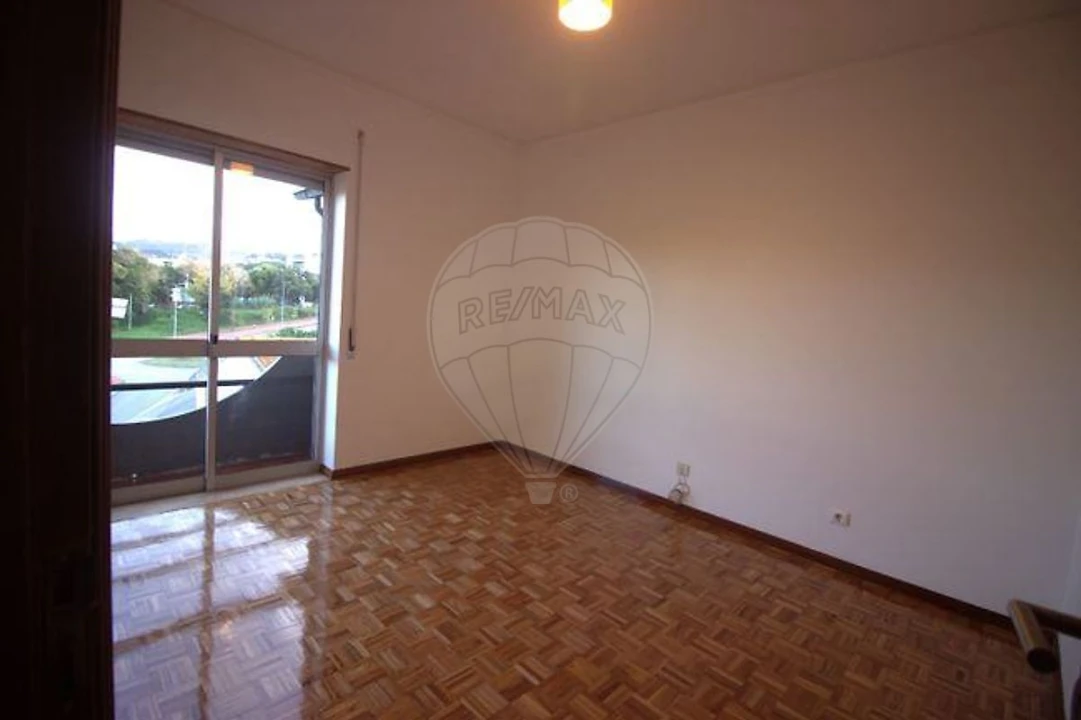 Apartamento T2 para Arrendamento em Santo Antonio dos Olivais Foto 11