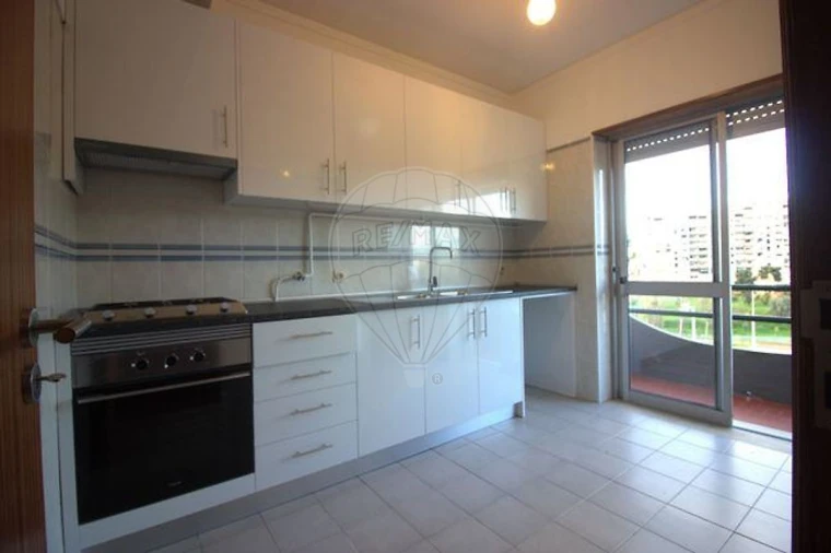 Apartamento T2 para Arrendamento em Santo Antonio dos Olivais Foto 5