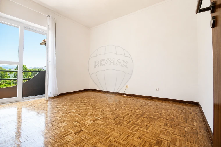 Apartamento T2 para Arrendamento em Santo Antonio dos Olivais Foto 6