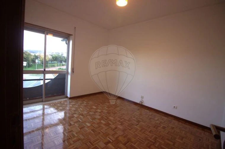 Apartamento T2 para Arrendamento em Santo Antonio dos Olivais Foto 11