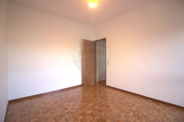 Apartamento T2 para Arrendamento em Santo Antonio dos Olivais Foto 15
