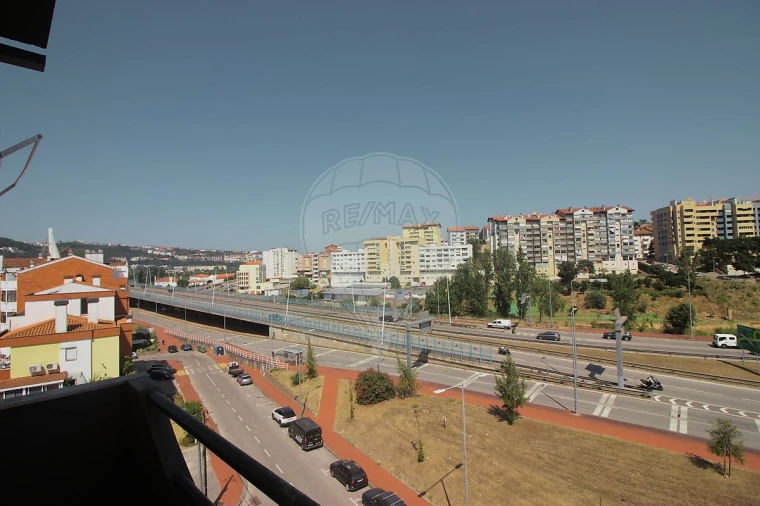 Apartamento T2 para Arrendamento em Santo Antonio dos Olivais Foto 11