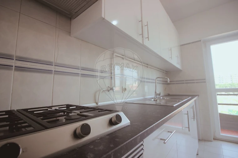 Apartamento T2 para Arrendamento em Santo Antonio dos Olivais Foto 3