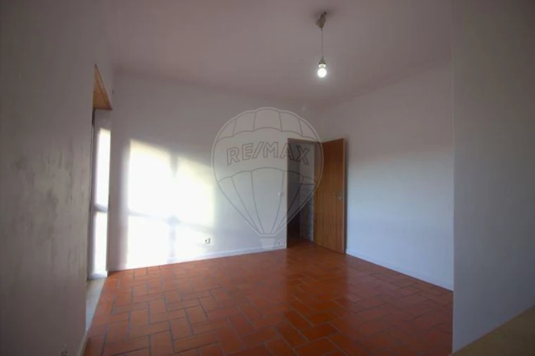 Apartamento T2 para Arrendamento em Santo Antonio dos Olivais Foto 14