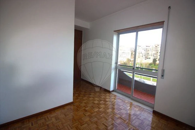 Apartamento T2 para Arrendamento em Santo Antonio dos Olivais Foto 7
