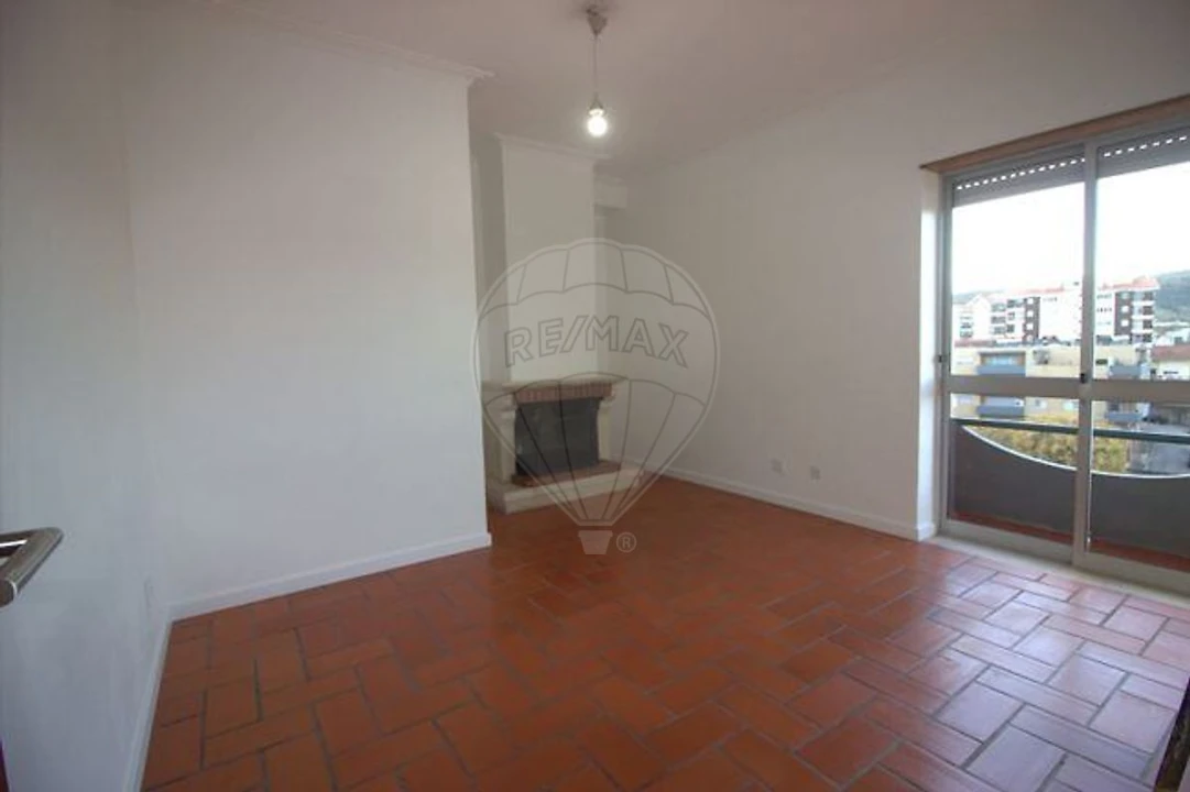 Apartamento T2 para Arrendamento em Santo Antonio dos Olivais Foto 8