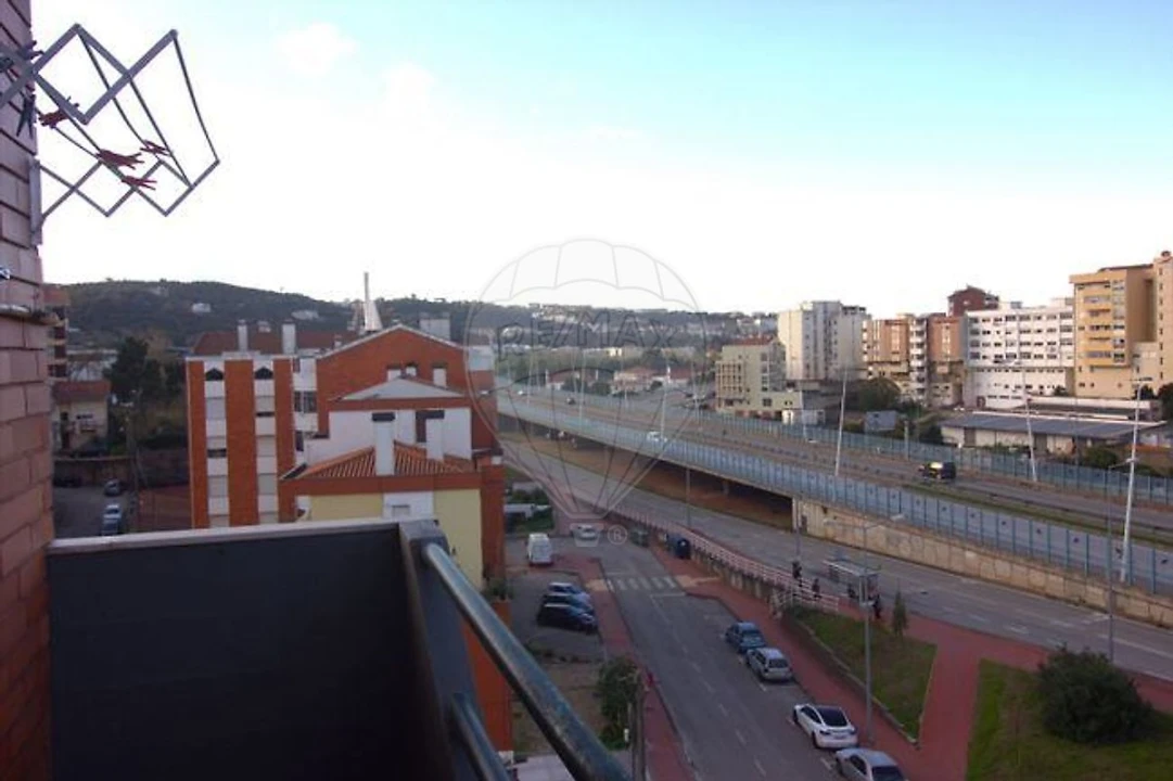 Apartamento T2 para Arrendamento em Santo Antonio dos Olivais Foto 3