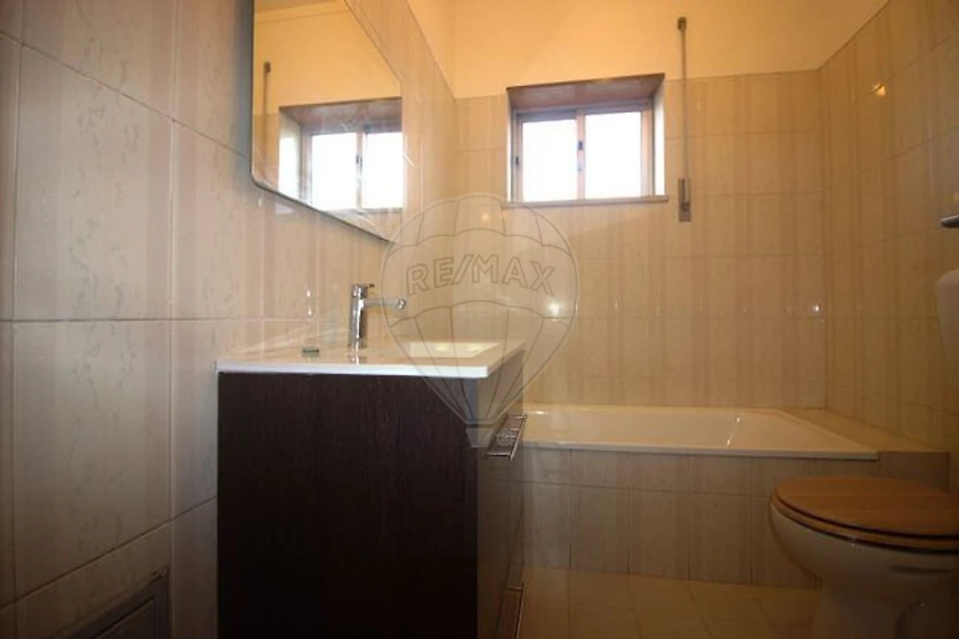 Apartamento T2 para Arrendamento em Santo Antonio dos Olivais Foto 2
