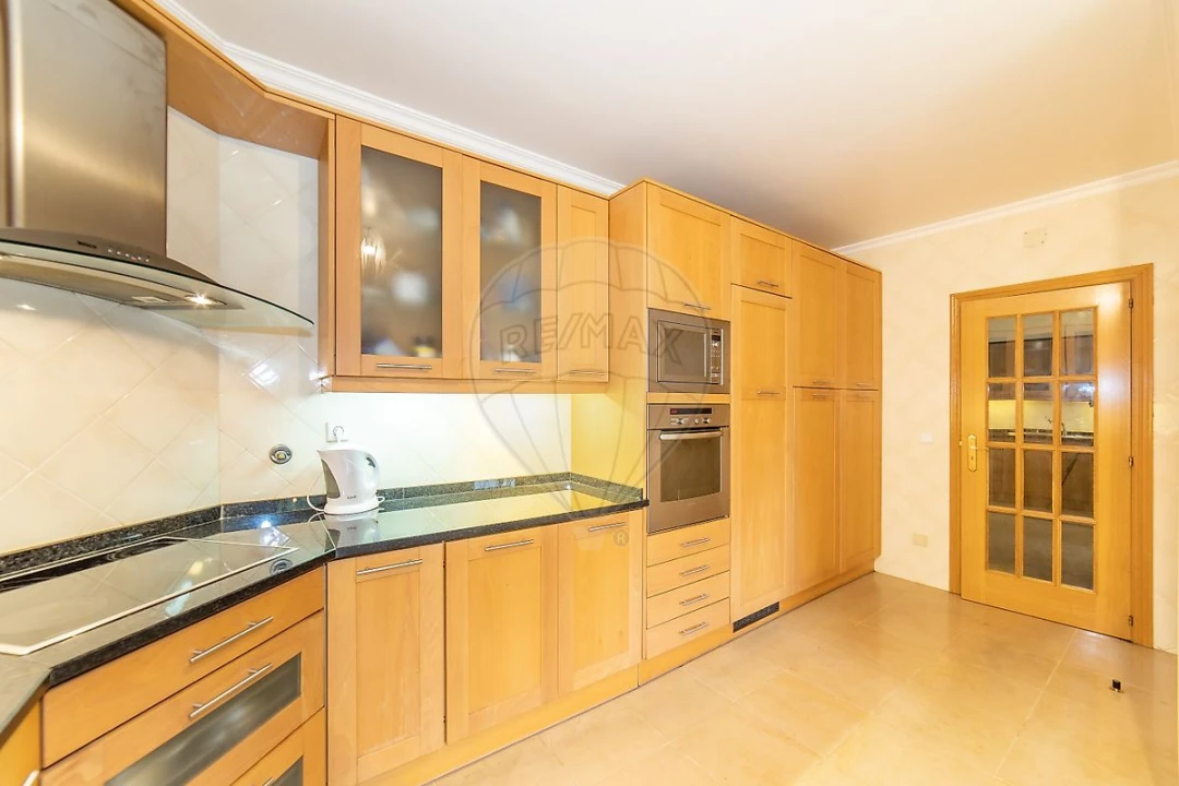 Apartamento T5 para Arrendamento em Santo Antonio dos Olivais Foto 11