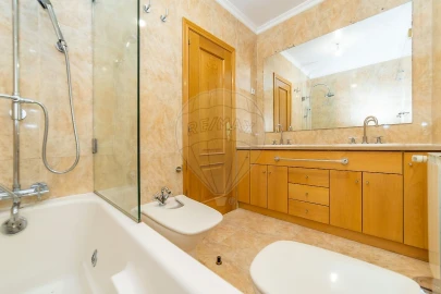 Apartamento T5 para Arrendamento em Santo Antonio dos Olivais