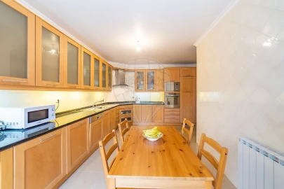 Apartamento T5 para Arrendamento em Santo Antonio dos Olivais