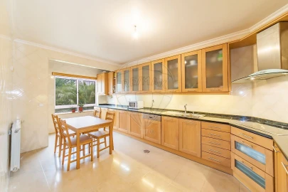 Apartamento T5 para Arrendamento em Santo Antonio dos Olivais