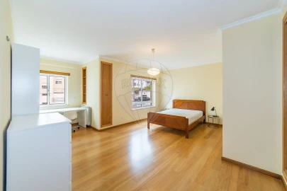 Apartamento T5 para Arrendamento em Santo Antonio dos Olivais