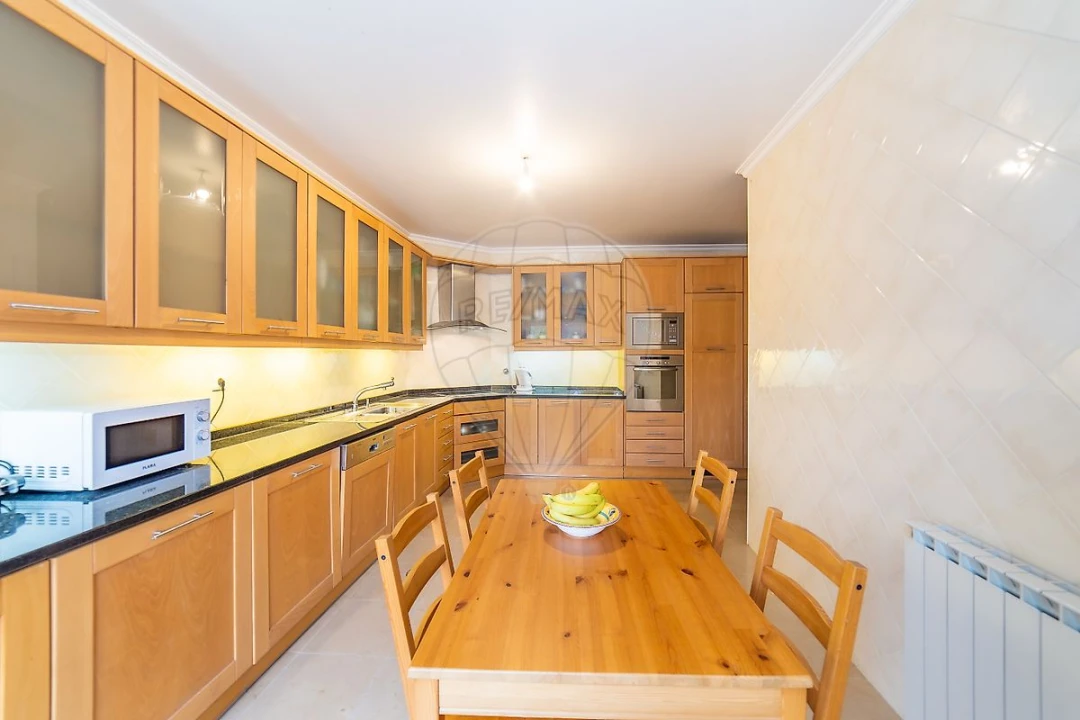 Apartamento T5 para Arrendamento em Santo Antonio dos Olivais Foto 3