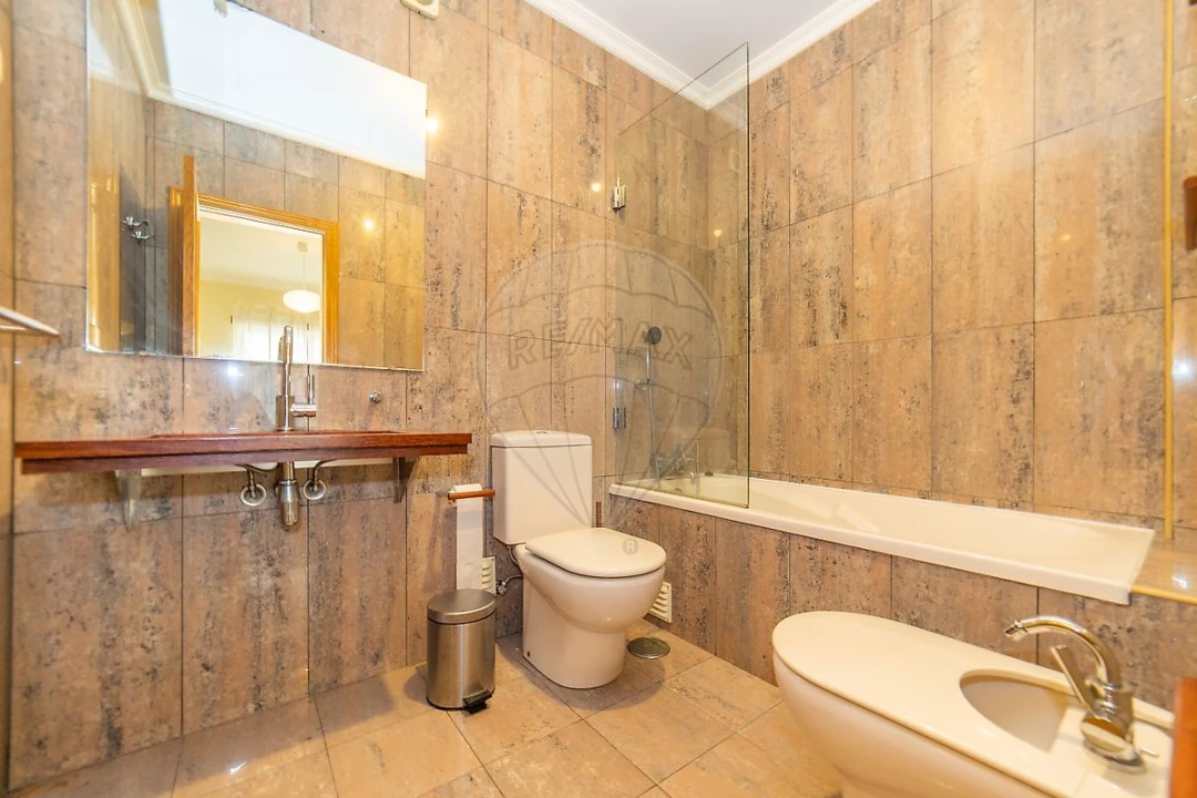 Apartamento T5 para Arrendamento em Santo Antonio dos Olivais Foto 7