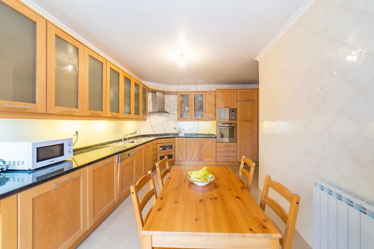 Apartamento T5 para Arrendamento em Santo Antonio dos Olivais Foto 3