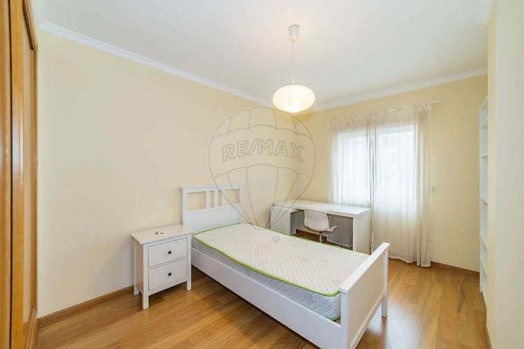 Apartamento T5 para Arrendamento em Santo Antonio dos Olivais Foto 5