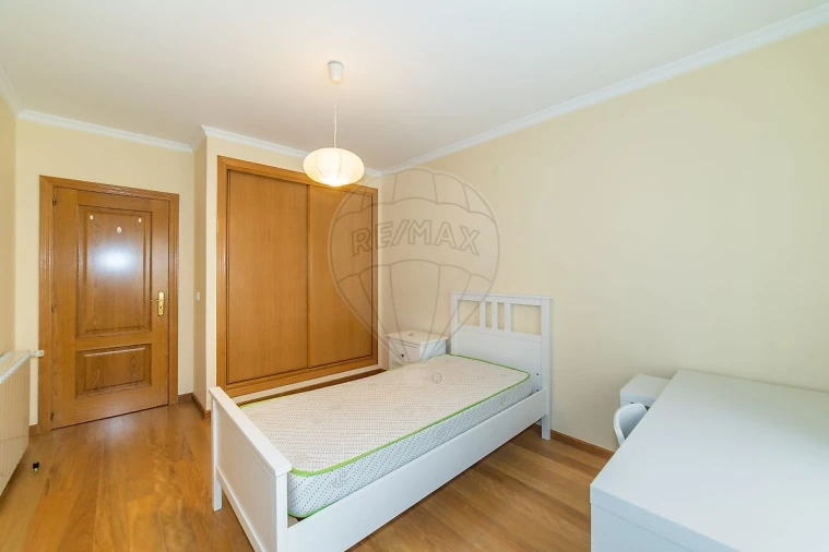 Apartamento T5 para Arrendamento em Santo Antonio dos Olivais Foto 10