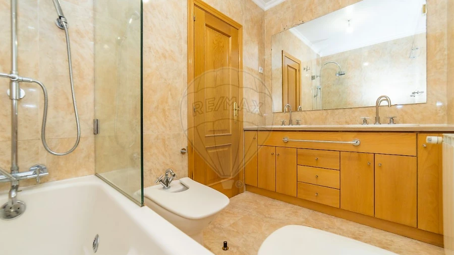 Apartamento T5 para Arrendamento em Santo Antonio dos Olivais