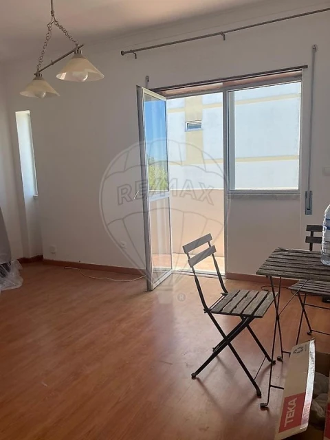 Apartamento T2 para Arrendamento em Charneca de Caparica e Sobreda