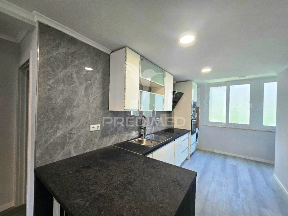 Apartamento T2 para Venda em Benfica Foto 2