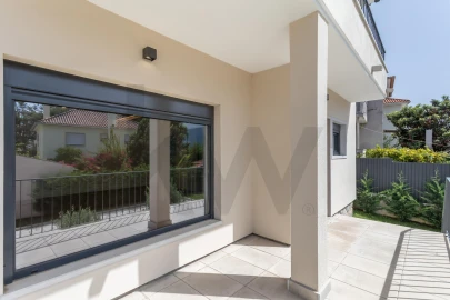Moradia T5 para Arrendamento em Carcavelos e Parede